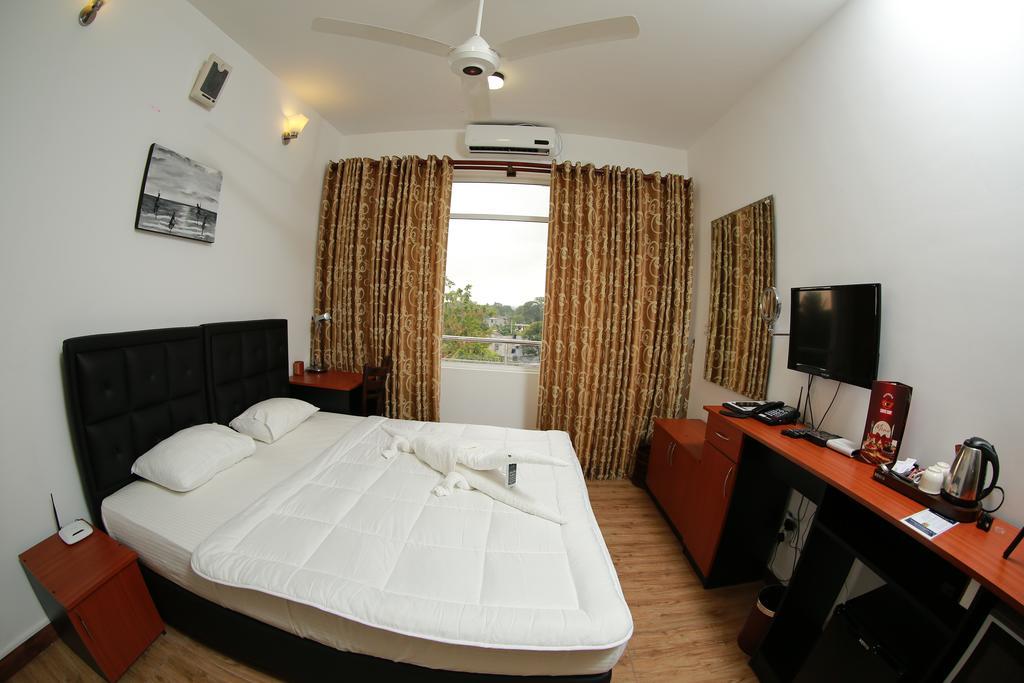 Kdu Hotel Boralesgamuwa Extérieur photo