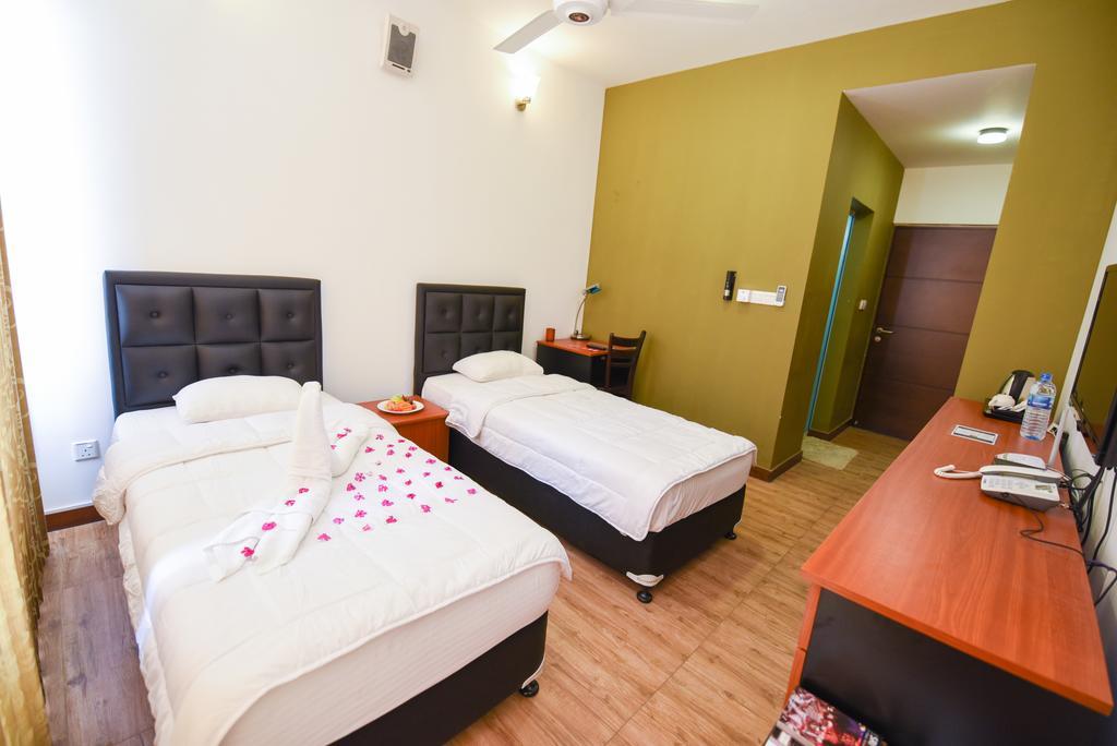 Kdu Hotel Boralesgamuwa Extérieur photo